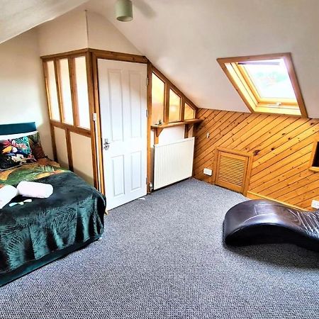 Lovely Spacious 5 Bedroom Home Near Chester City Centre ภายนอก รูปภาพ